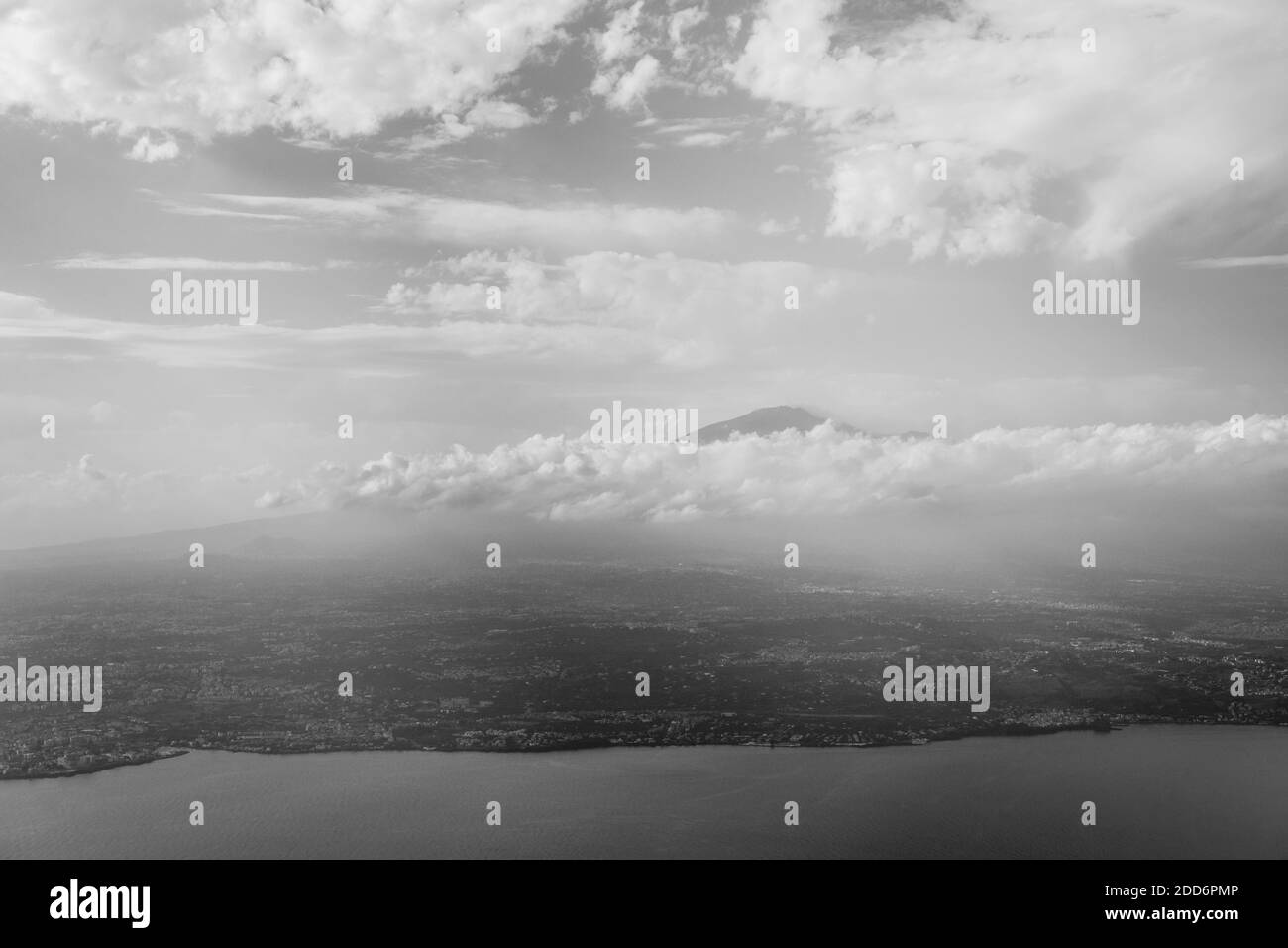 Photo aérienne en noir et blanc du volcan Etna, Sicile, site classé au patrimoine mondial de l'UNESCO, Italie, Europe Banque D'Images