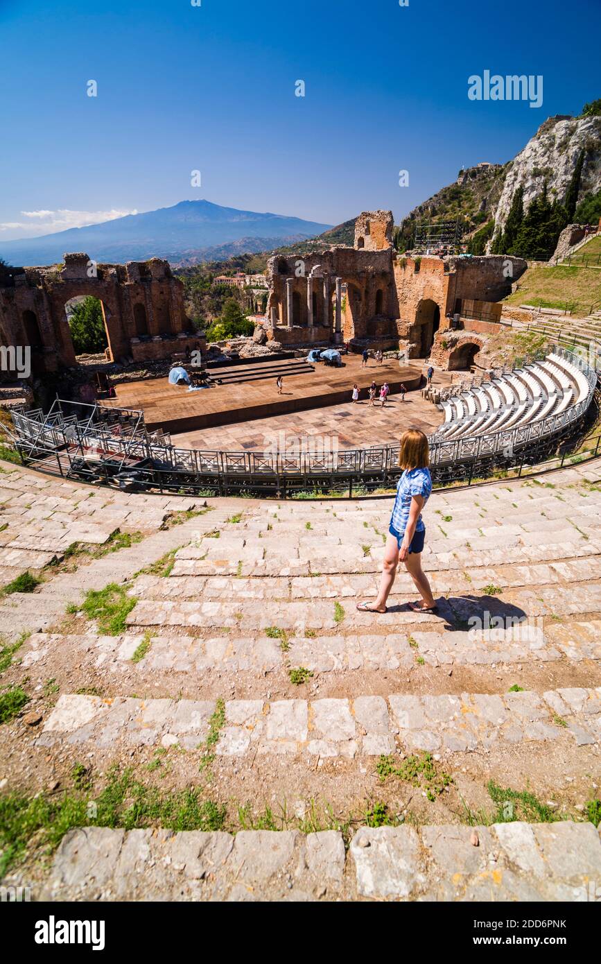 Teatro Greco aka Taormina Théâtre grec, visite touristique à l'amphithéâtre avec le volcan de l'Etna derrière, Sicile, Italie, Europe Banque D'Images