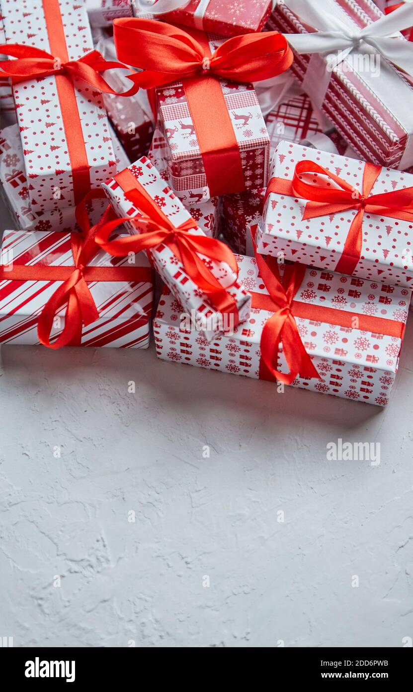 Un tas de différentes tailles enveloppé dans une boîte de papier cadeau de fête placée sur la pile. Concept de Noël Banque D'Images