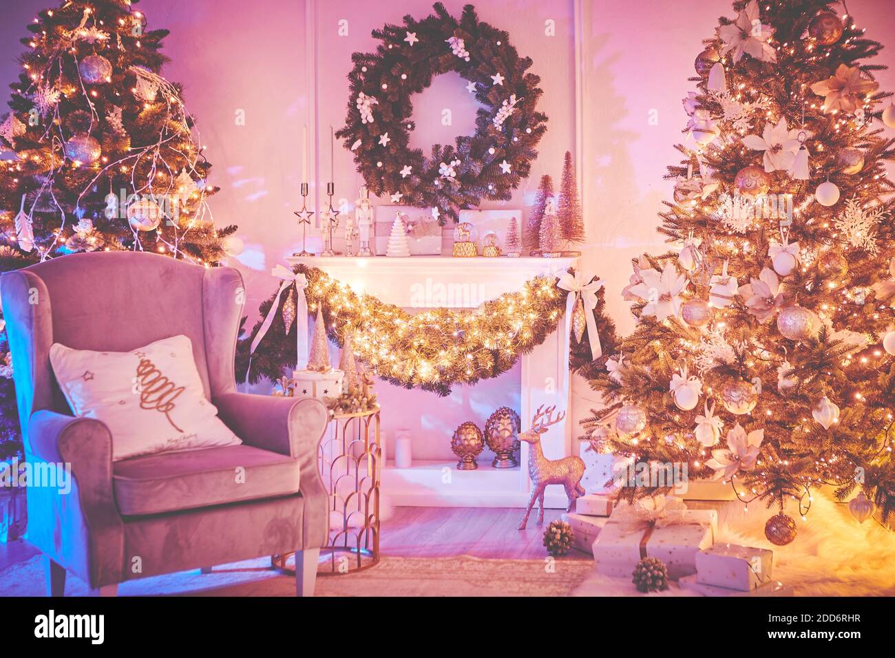 Belle décoration intérieure de Noël pour les fêtes de famille avec pin, fauteuil, cheminée Banque D'Images