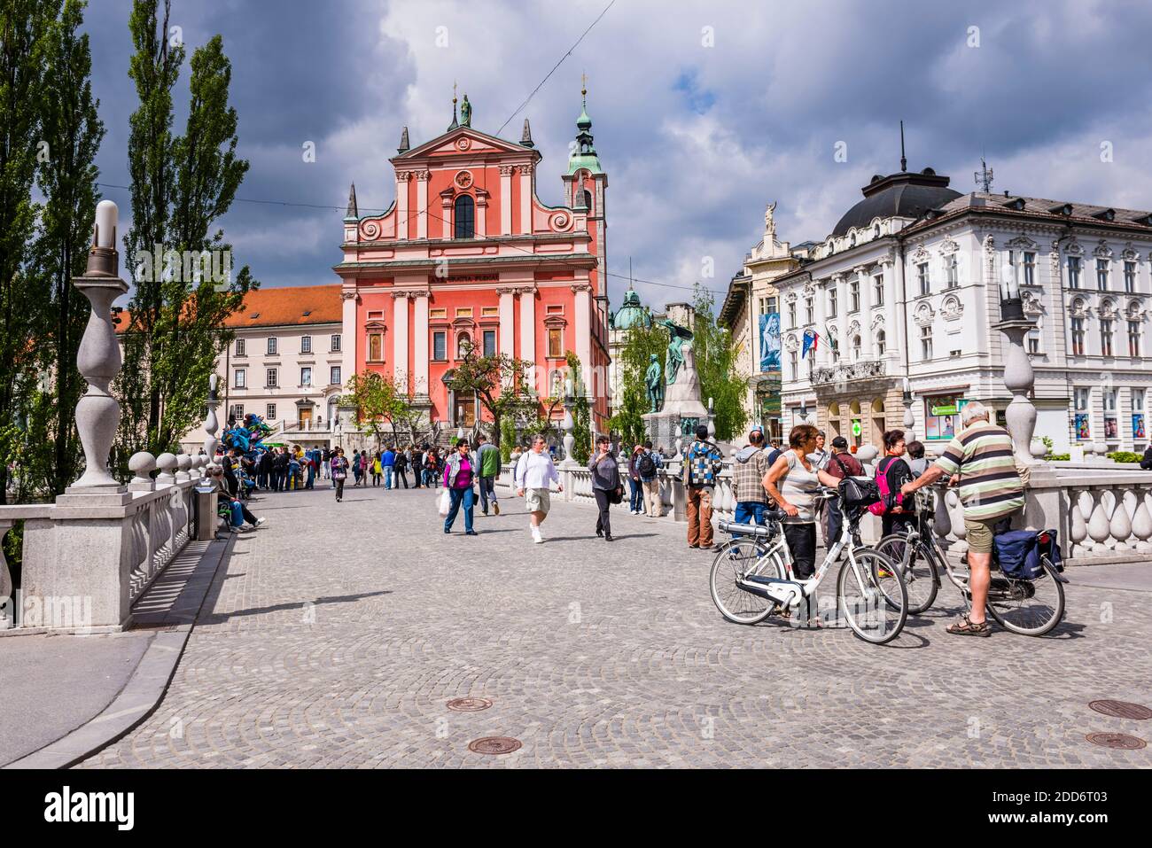 Ljubljana. Église franciscaine de l'Annonciation vue d'un des ponts qui forment le 'Pont Triple' (Tromostovje), Ljubljana, Slovénie, Europe Banque D'Images