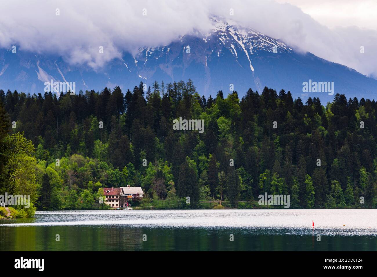 Montagnes s'élevant au-dessus d'une maison au lac de Bled, Alpes juliennes, Gorenjska, Slovénie, Europe Banque D'Images