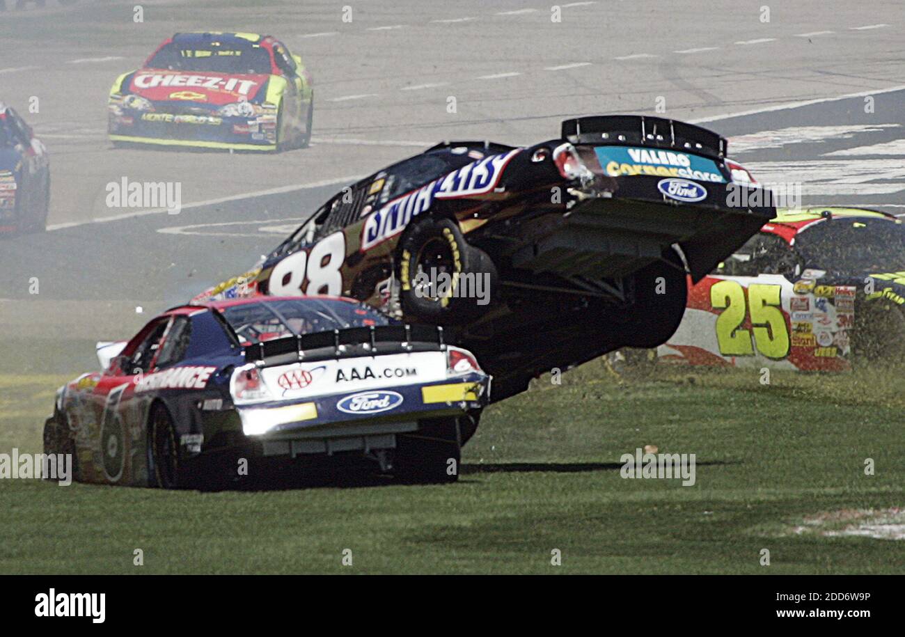 PAS DE FILM, PAS DE VIDÉO, PAS de TV, PAS DE DOCUMENTAIRE - Ricky Rudd (88) monte dans les airs après avoir tourné dans David Ragan (6) sur le deuxième tour de la NASCAR Nextel Cup Samsung 500 course au Texas Motor Speedway à fort Worth, TX, USA le 15 avril 2007. Photo de Gregg Ellman/fort Worth Star-Telegram/MCT/Cameleon/ABACAPRESS.COM Banque D'Images