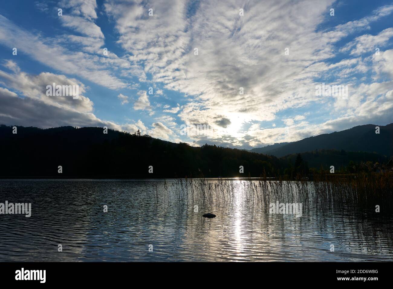 Lac Schliersee au coucher du soleil à Miesbach Banque D'Images