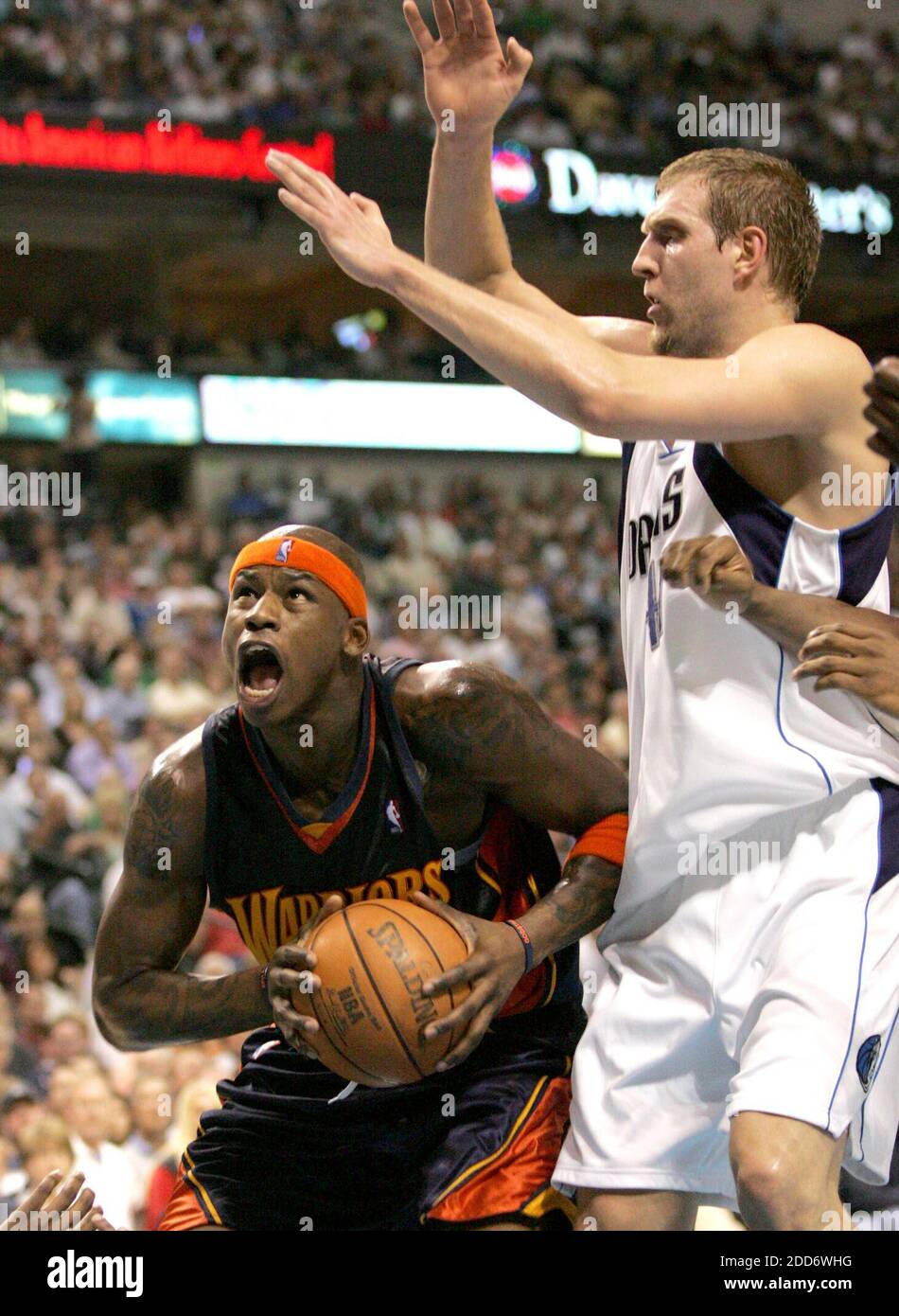 PAS DE FILM, PAS DE VIDÉO, PAS de télévision, PAS DE DOCUMENTAIRE - Dirk Nowitzki de Dallas Mavericks garde Al Harrington des Golden State Warriors lors du match un des éliminatoires de la NBA au American Airlines Center de Dallas, Texas, USA, le 22 avril 2007. Photo de Khampha Bouapheh/fort Worth Star-Telegram/MCT/Cameleon/ABACAPRESS.COM Banque D'Images