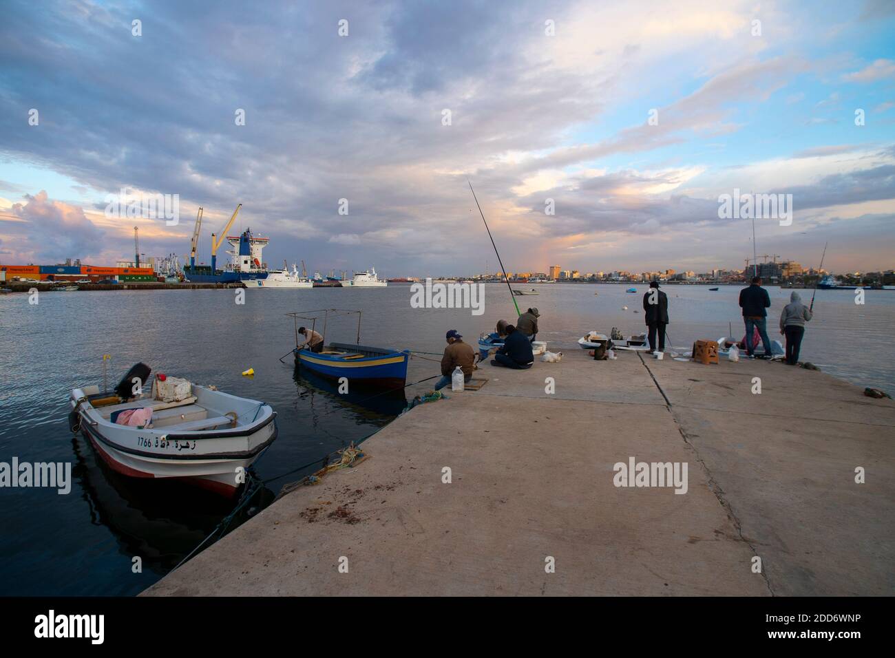 Pêcheurs libyens au port maritime par temps nuageux, Tripoli, Libye - 19 novembre 2020 Banque D'Images