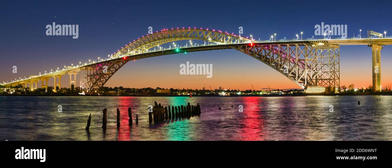 Le pont Bayonne est un pont-voûte enjambant le Kill Van Kull reliant Bayonne, New Jersey, à Staten Island, New York. Il porte New York Banque D'Images