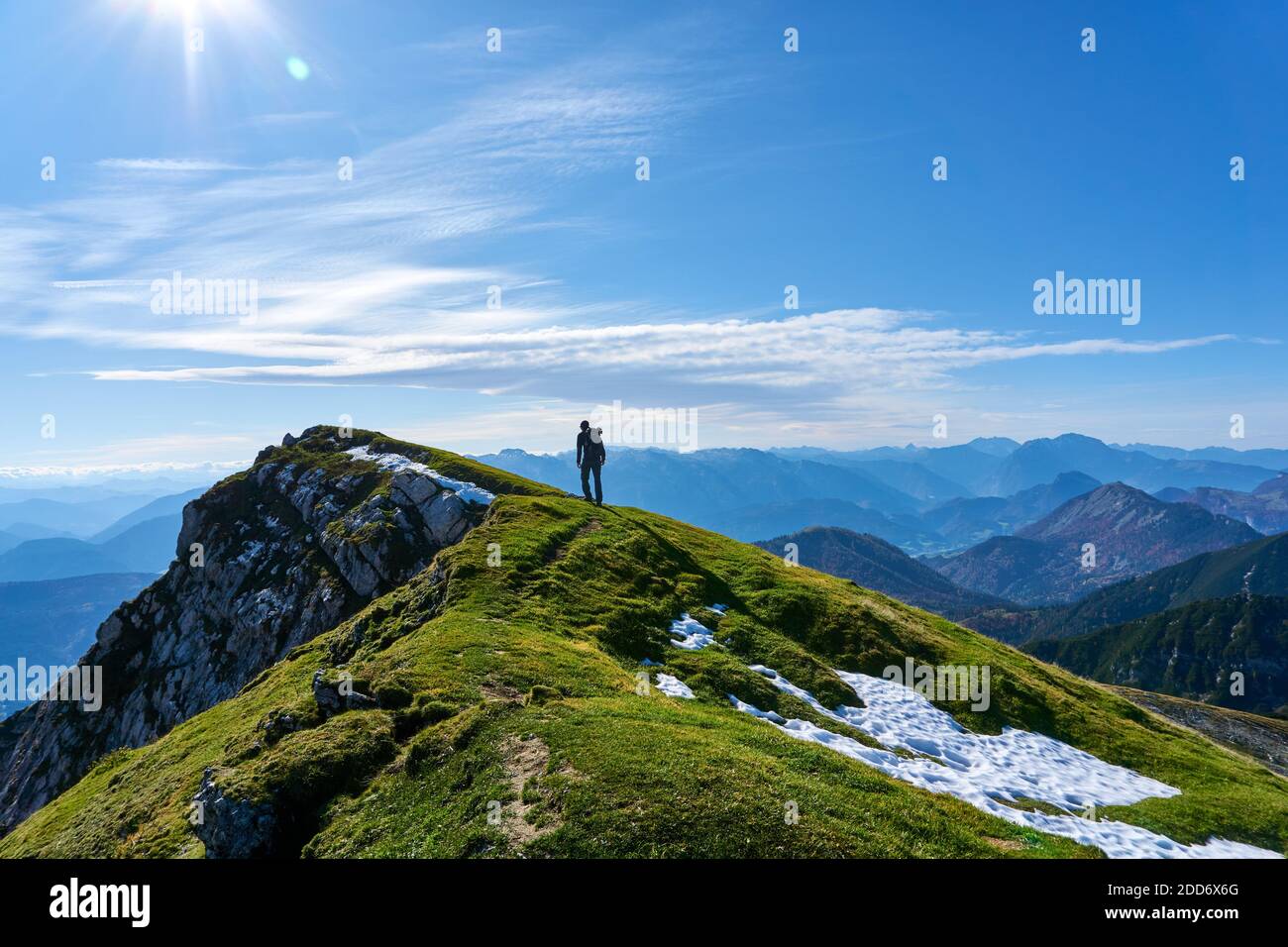 Silhouette d'un homme debout au-dessus du mont gamsfeld en autriche Banque D'Images