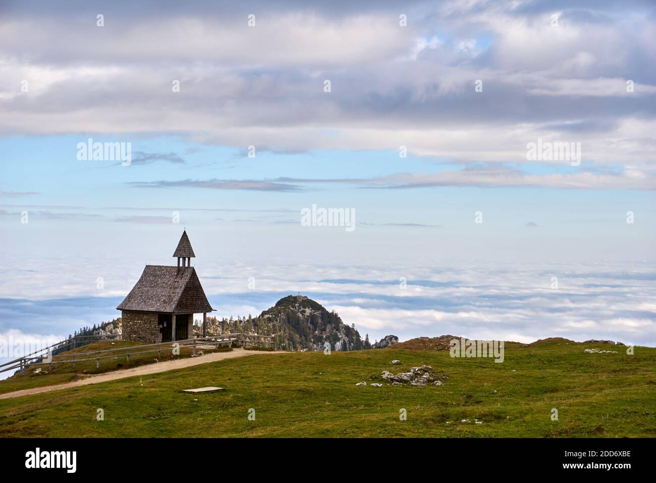Église vue en randonnée jusqu'au sommet de Kampenwand Banque D'Images