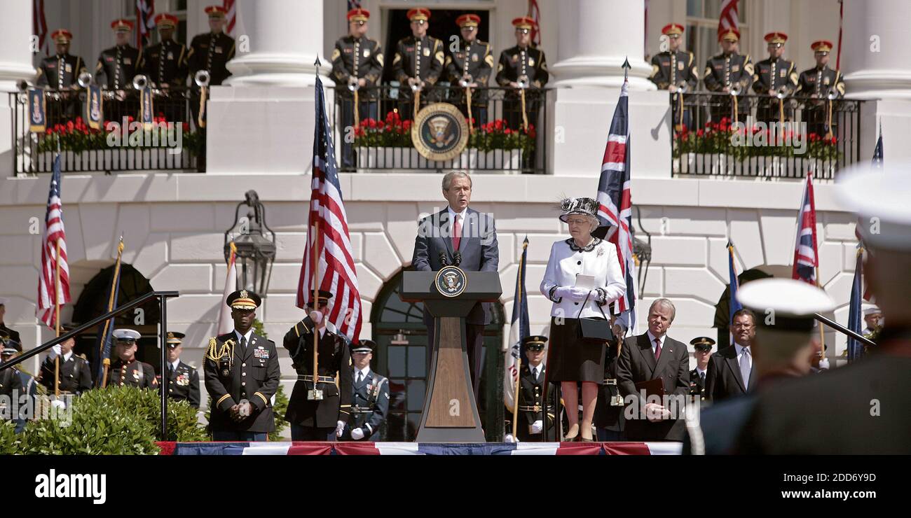 PAS DE FILM, PAS DE VIDÉO, PAS de TV, PAS DE DOCUMENTAIRE - la reine Elizabeth II d'Angleterre écoute le président américain George W. Bush parle lors d'une cérémonie sur la pelouse sud de la Maison Blanche à Washington, DC, Etats-Unis le lundi 7 mai 2007. Photo de Chuck Kennedy/MCT/ABACAPRESS.COM Banque D'Images