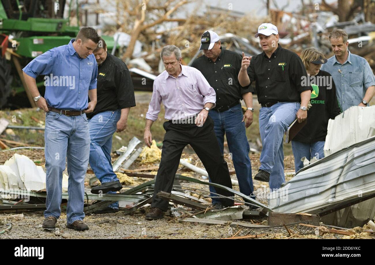 PAS DE FILM, PAS DE VIDÉO, PAS de télévision, PAS DE DOCUMENTAIRE - le Président George Bush voit les dégâts à Greensburg, KS, USA, le 9 mai 2007. Bush s'est rendu avec les survivants de la ville ravagée par la tornade. Photo de Travis Heying/Wichita Eagle/MCT/ABACAPRESS.COM Banque D'Images