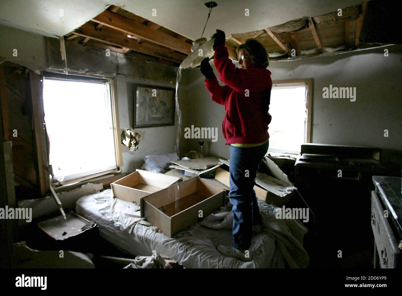 PAS DE FILM, PAS DE VIDÉO, PAS de TV, PAS DE DOCUMENTAIRE - la résidente de Greensburg Susan Reinecke vide l'eau d'un luminaire après une tornade à travers Greensburg, KS, USA, 8 mai 2007. Photo de Chris Oberholtz/Kansas City Star/MCT/ABACAPRESS.COM Banque D'Images