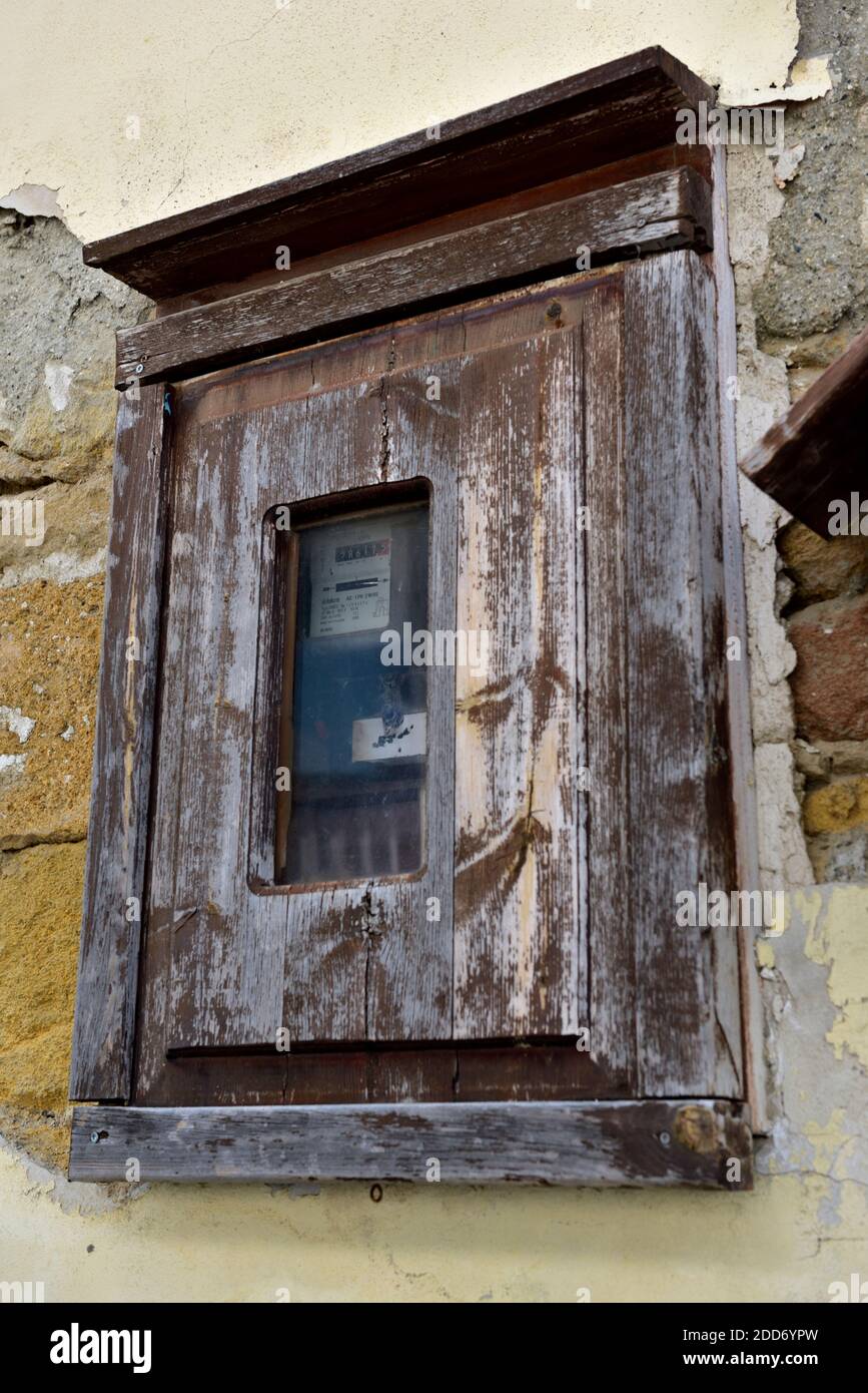 Compteur d'électricité dans le mur extérieur dans l'ancienne enceinte en bois, Banque D'Images