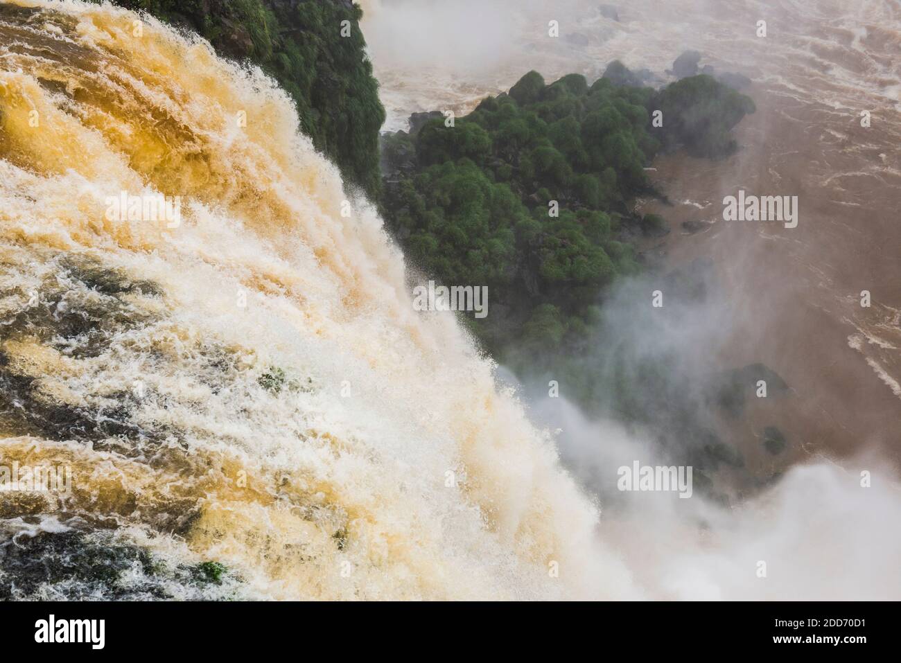Chutes d'Iguazu (alias chutes d'Iguacu ou Cataratas del Iguazu), côté brésilien, frontière avec l'Argentine, le Paraguay, Amérique du Sud Banque D'Images