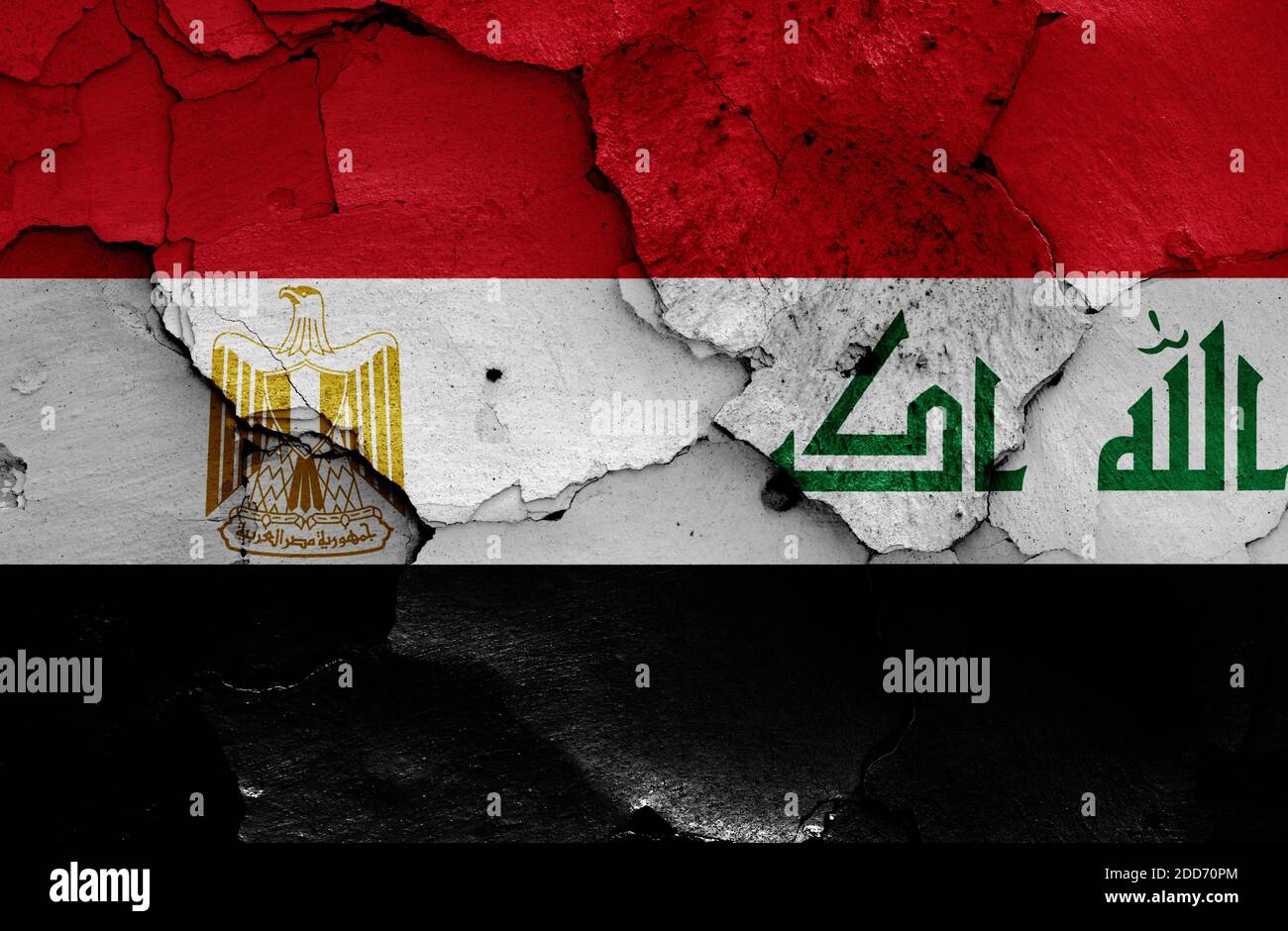 Drapeaux de l'Égypte et de l'Irak peints sur un mur fissuré Banque D'Images