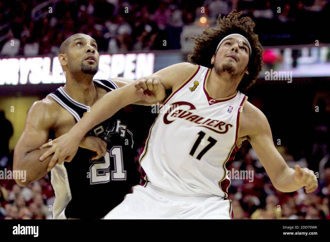 PAS DE FILM, PAS DE VIDÉO, PAS de TV, PAS DE DOCUMENTAIRE - Tim Duncan de San Antonio Spurs et Anderson Varejao de Cleveland cavaliers se battent sous les planches lors du premier trimestre de l'action dans le jeu 3 des finales de la NBA à Cleveland, OH, Etats-Unis le 12 juin 2007. Spires a gagné 75-72. Photo de Phil Maturzo/Akron Beacon Journal/MCT/Cameleon/ABACAPRESS.COM Banque D'Images