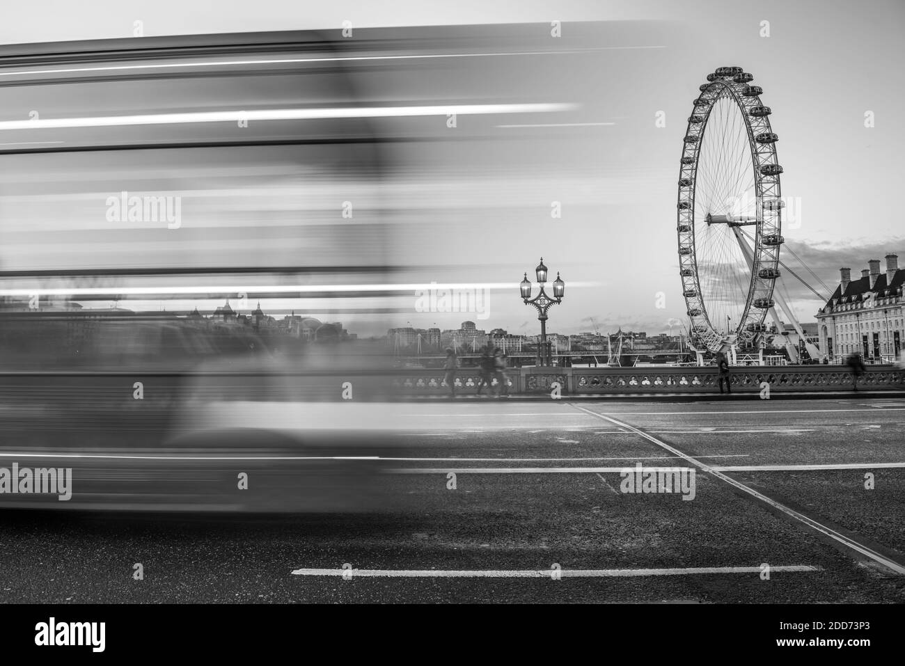 London Eye et London bus sur Westminster Bridge, South Bank, Londres, Angleterre Banque D'Images