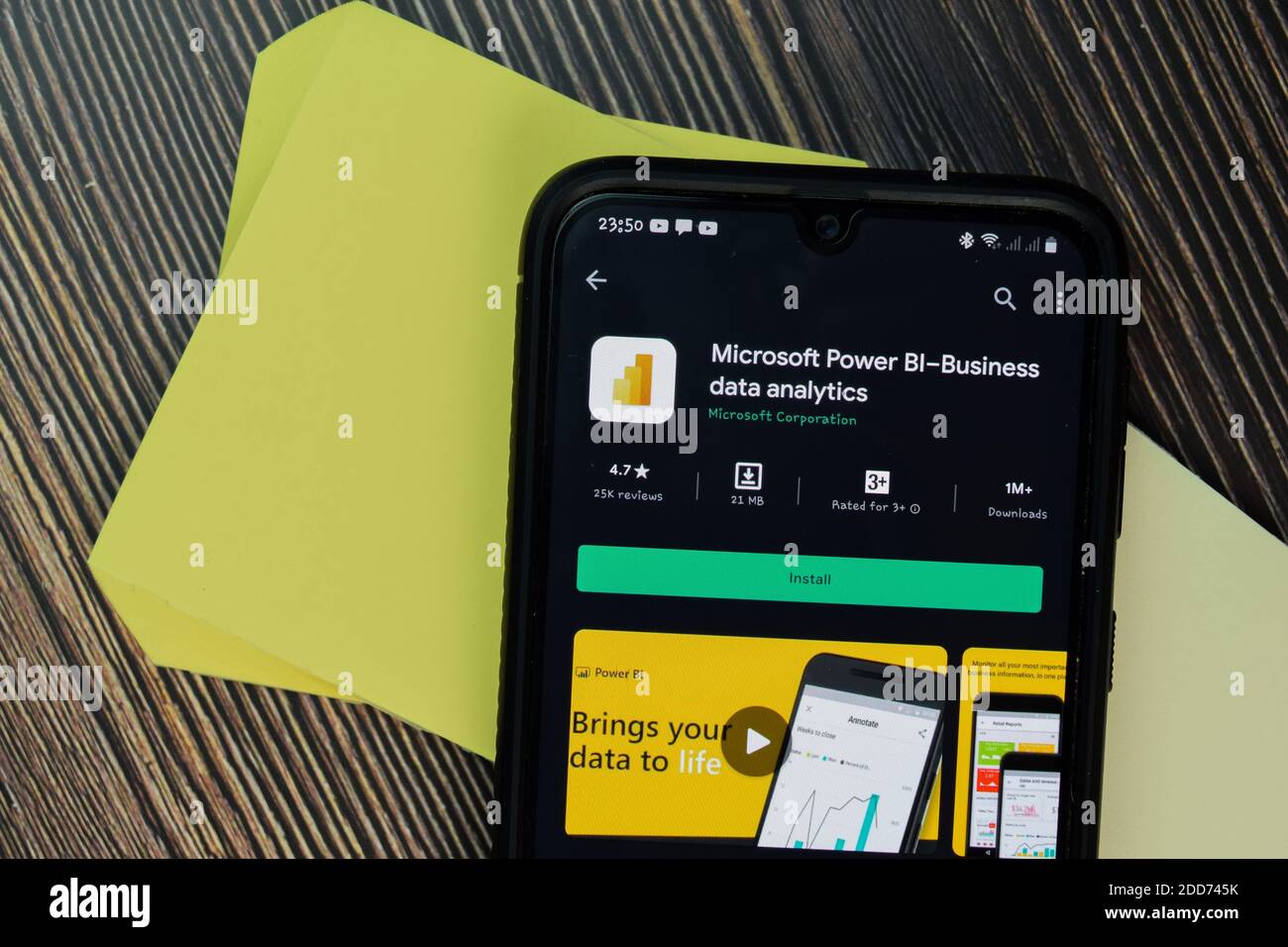 Application de développement Microsoft Power BI sur l'écran du smartphone. Power BI est un navigateur Web gratuit développé par Microsoft Corporation. BEKASI, INDONÉSIE. NOVEMBRE 25 Banque D'Images