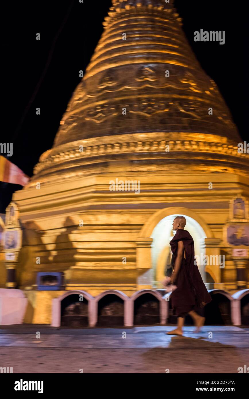 Monk adorant le Monastère du Mont Zwegabin la nuit, hPa an, Kayin State (Karen State), Myanmar (Birmanie) Banque D'Images