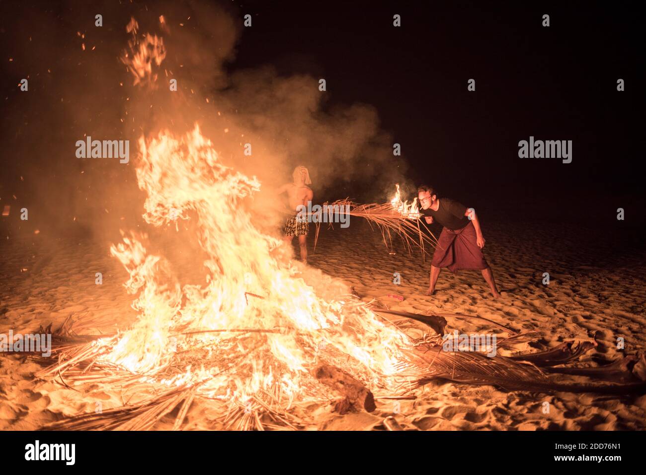 Faites la fête autour d'un feu sur Paradise Beach (SAR SAR AW Beach) la nuit, péninsule de Dawei, Myanmar (Birmanie) Banque D'Images