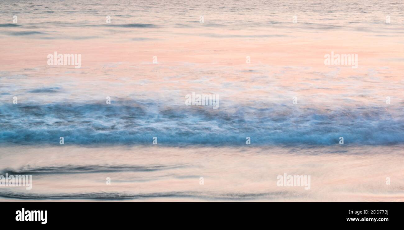 Vagues abstraites au coucher du soleil, Paradise Beach (SAR SAR AW Beach), péninsule de Dawei, région de Tanintharyi, Myanmar (Birmanie) Banque D'Images