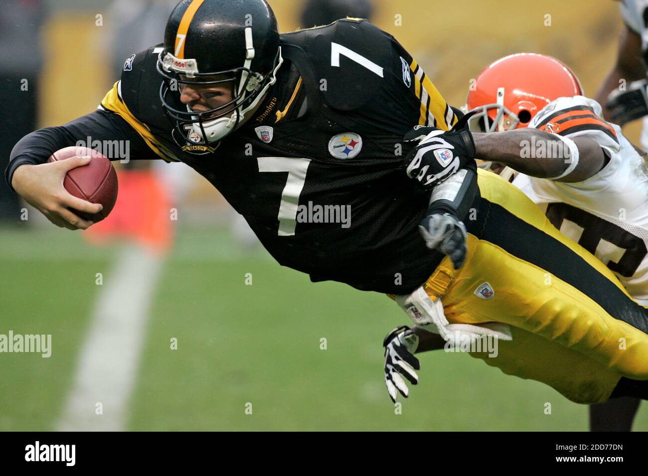 PAS DE FILM, PAS DE VIDÉO, PAS de TV, PAS DE DOCUMENTAIRE - le quarterback de Pittsburgh Steelers Ben Roethlisberger plonge pour un touchdown alors que les Cleveland Browns Daven Holley (à droite) tente de l'arrêter au quatrième trimestre. Les Steelers ont battu les Browns, 31-28, à Heinz Field, à Pittsburgh, PA, USA, le 11 novembre 2007. Photo de Mike Cardew/Akron Beacon Journal/MCT/Cameleon/ABACAPRESS.COM Banque D'Images