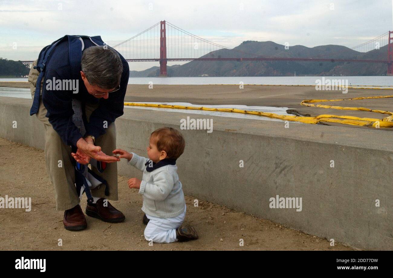 PAS DE FILM, PAS DE VIDÉO, PAS de télévision, PAS DE DOCUMENTAIRE - Richard Best visite Crissy Field avec son petit-fils Andrew James, 11 mois, le lundi 12 novembre 2007, où une conférence de presse aborde la marée noire de novembre 7 dans la baie de San Francisco. Les barrières de confinement bordent la rive d'East Beach. Photo de Joanna Jhanda/Contra Costa Times/MCT/ABACAPRESS.COM Banque D'Images