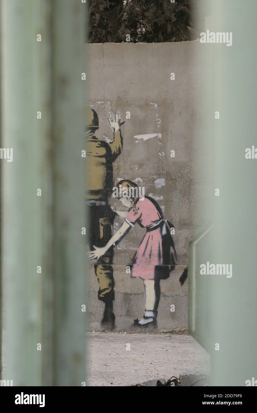 PAS DE FILM, PAS DE VIDÉO, PAS de télévision, PAS DE DOCUMENTAIRE - l'art mural à Bethléem par l'artiste britannique des graffitis Banksy montre une jeune fille qui frise un soldat. L'œuvre, photographiée le mercredi 5 décembre 2007, fait partie du « Ghetto de Anta », un projet de Noël destiné à attirer l'attention sur l'impact de la barrière de séparation d'Israël sur la vie des Palestiniens en Cisjordanie. Photo de Dion Nissenbaum/MCT/ABACAPRESS.COM Banque D'Images