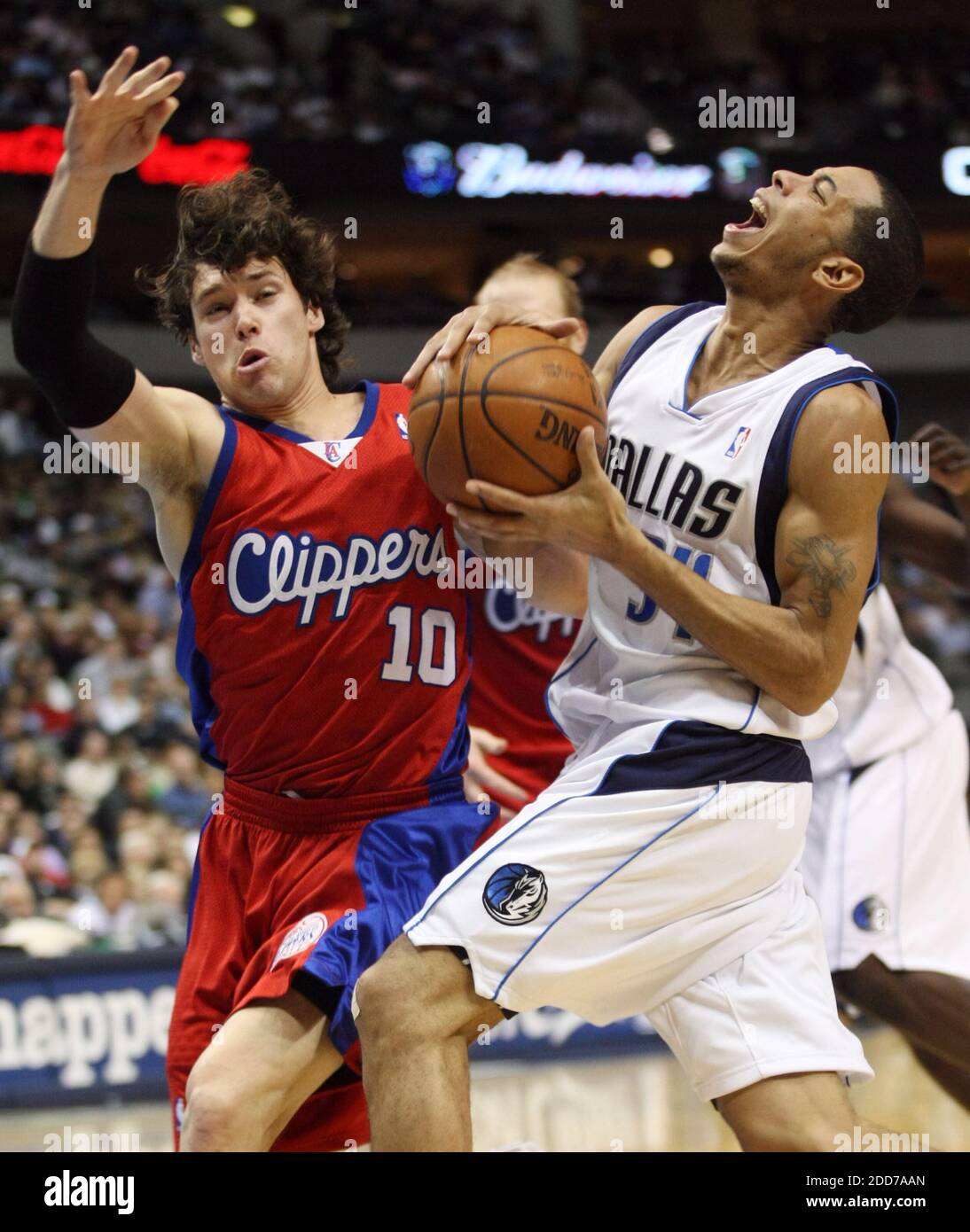 Le Devin Harris (à droite) des Dallas Mavericks est fouillé par Dan Dickau (10) des Los Angeles Clippers au deuxième trimestre de l'American Airlines à Dallas, TX, États-Unis, le 21 décembre 2007. Dallas Mavericks a gagné 102-89. Photo de Sharon M. Steinman/fort Worth Star-Telegram/MCT/Cameleon/ABACAPRESS.COM Banque D'Images