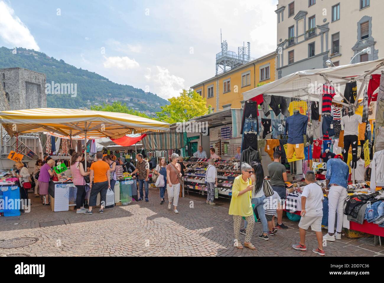 Côme, Italie - Juin 2019 : marche à travers le marché en plein air sur le  lac de Côme Côme Photo Stock - Alamy