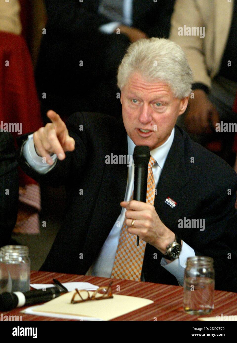 PAS DE FILM, PAS DE VIDÉO, PAS de TV, PAS DE DOCUMENTAIRE - l'ancien président américain Bill Clinton, répond aux questions suite à une apparition en campagne pour sa femme, le président démocratique ayant espoir la sénatrice Hillary Clinton, dans un restaurant à Oakland, CA, Etats-Unis, le 16 janvier 2008. Photo de D. Ross Cameron/Oakland Tribute/MCT/ABACAPRESS.COM Banque D'Images