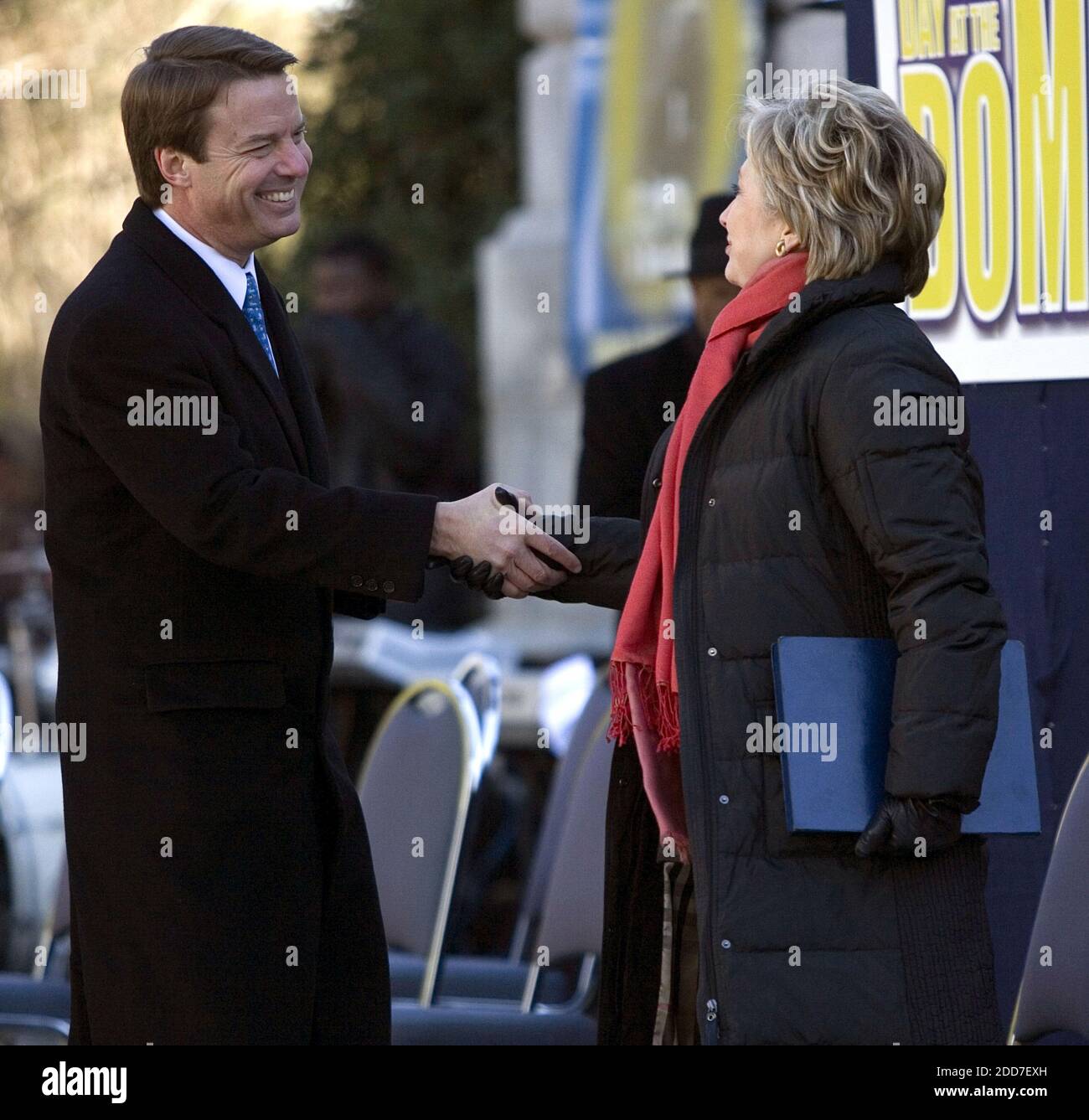 PAS DE FILM, PAS DE VIDÉO, PAS de télévision, PAS DE DOCUMENTAIRE - l'ancien sénateur John Edwards, qui espère la présidence démocrate, tremble avec la sénatrice Hillary Rodham Clinton après avoir prononcé un discours lors de la célébration du « King Day at the Dome » au Capitole de Columbia, SC, USA, le lundi 21 janvier 2008. Photo de Robert Willett/Raleigh News & observer/MCT/ABACAPRESS.COM Banque D'Images