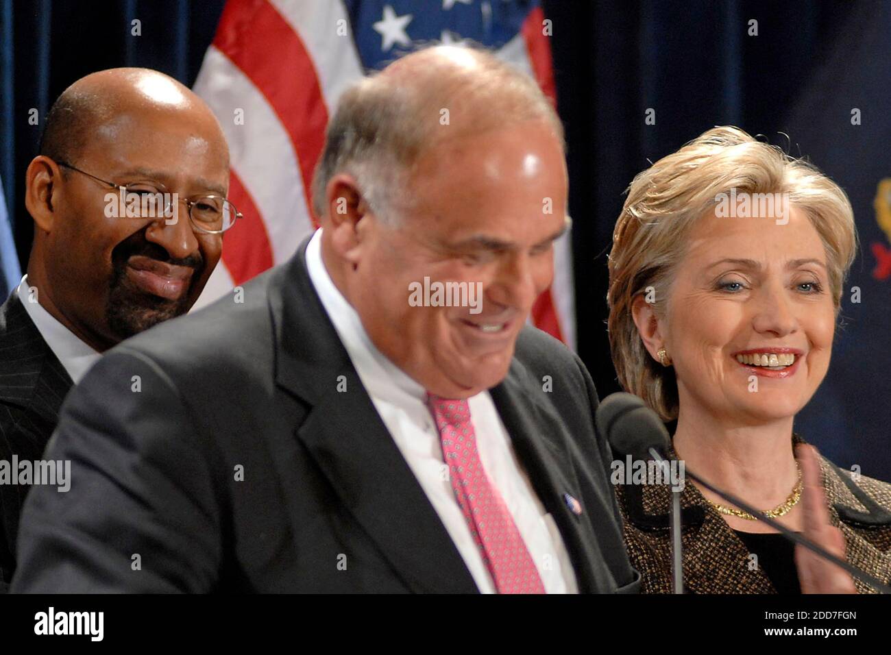 PAS DE FILM, PAS DE VIDÉO, PAS DE TV, PAS DE DOCUMENTAIRE - PENNSYLVANIA GOV. Ed Rendell (à gauche) et le maire de Philadelphie Michael Nutter ont approuvé la candidate démocrate à la présidence, la sénatrice Hillary Clinton, à Philadelphie, PA, États-Unis, le 23 janvier 2008. Photo de Tom Gralish/Philadelphia Inquirer/MCT/ABACAPRESS.COM Banque D'Images