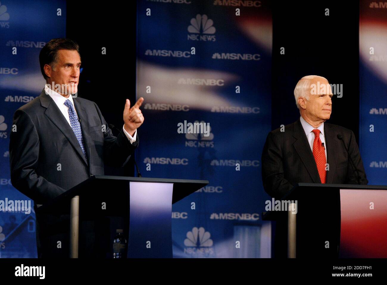 PAS DE FILM, PAS DE VIDÉO, PAS de TV, PAS DE DOCUMENTAIRE - l'ancien gouverneur du Massachusetts Mitt Romney et le sénateur John McCain (R-AZ) sont vus pendant les débats des candidats républicains à la présidence, modéré par Tim Russert et Brian Williams de l'Université de l'Atlantique de Floride à Boca Raton, FL, USA le 24 janvier 2008. Photo de Jared Lazarus/Miami Herald/MCT/ABACAPRESS.COM Banque D'Images