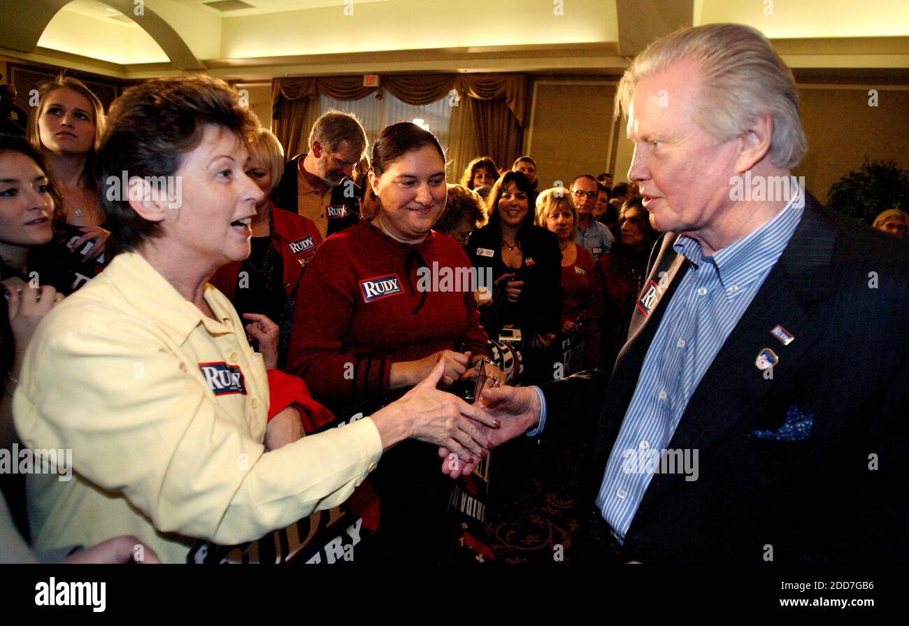 PAS DE FILM, PAS DE VIDÉO, PAS de TV, PAS DE DOCUMENTAIRE - campagne pour l'espoir présidentiel républicain Rudy Giuliani, acteur Jon Voight, à droite, salue les partisans lors d'un rassemblement de femmes républicaines pour Rudy à l'hôtel Rosen Center à Orlando, Floride, États-Unis samedi, 26 janvier 2008. Photo de Joe Burbank/Orlando Sentinel/MCT/ABACAPRESS.COM Banque D'Images