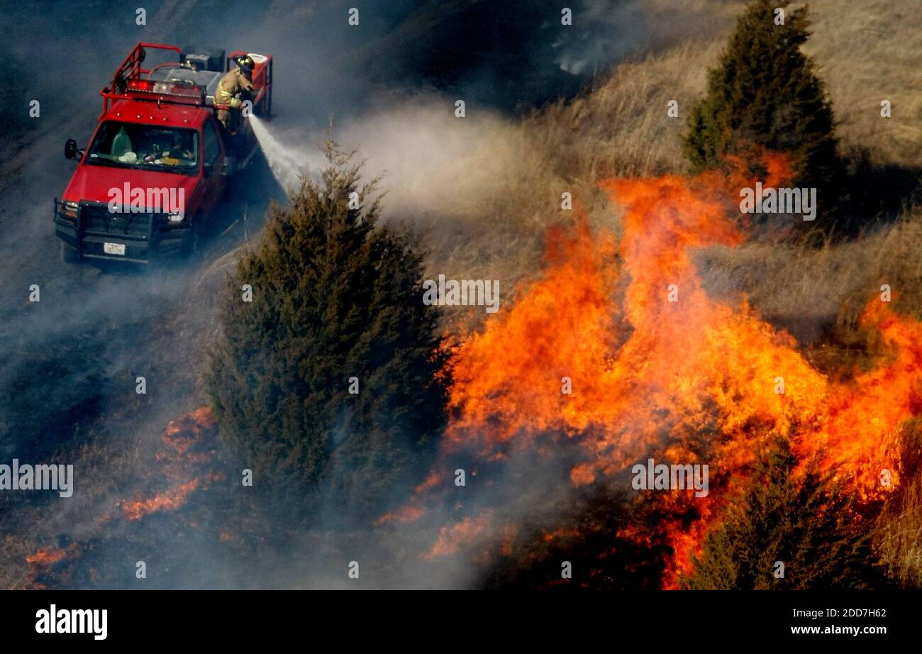 PAS DE FILM, PAS DE VIDÉO, PAS de TV, PAS DE DOCUMENTAIRE - Chico pompiers combattent un feu sauvage au nord de Chico, Texas, Etats-Unis, car les vents forts et les conditions sèches ont alimenté les flammes le 30 janvier 2008. Gov. Rick Perry a publié mercredi une proclamation de catastrophe pour plus de la moitié des comtés du Texas en raison des feux de forêt qui ont déjà détruit au moins deux douzaines de bâtiments et pourraient faire plus de dégâts plus tard cette semaine. Photo de Tom Pennington/fort Worth Star-Telegram/MCT/ABACAPRESS.COM Banque D'Images