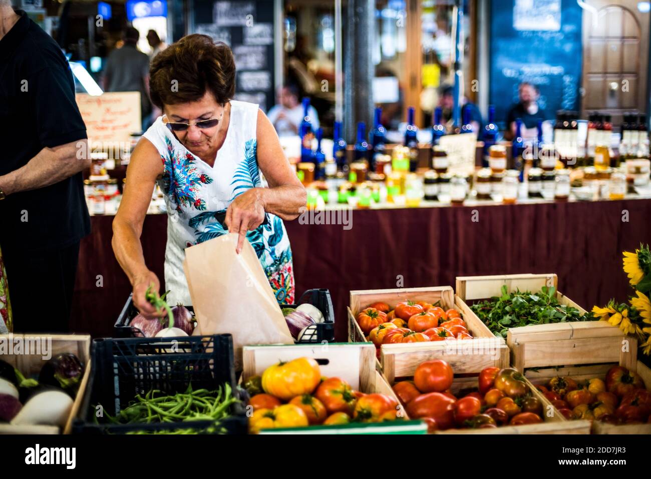 Marché provençal, marché couvert à Antibes, Provence-Alpes-Côte d'Azur, Sud de la France, Europe Banque D'Images