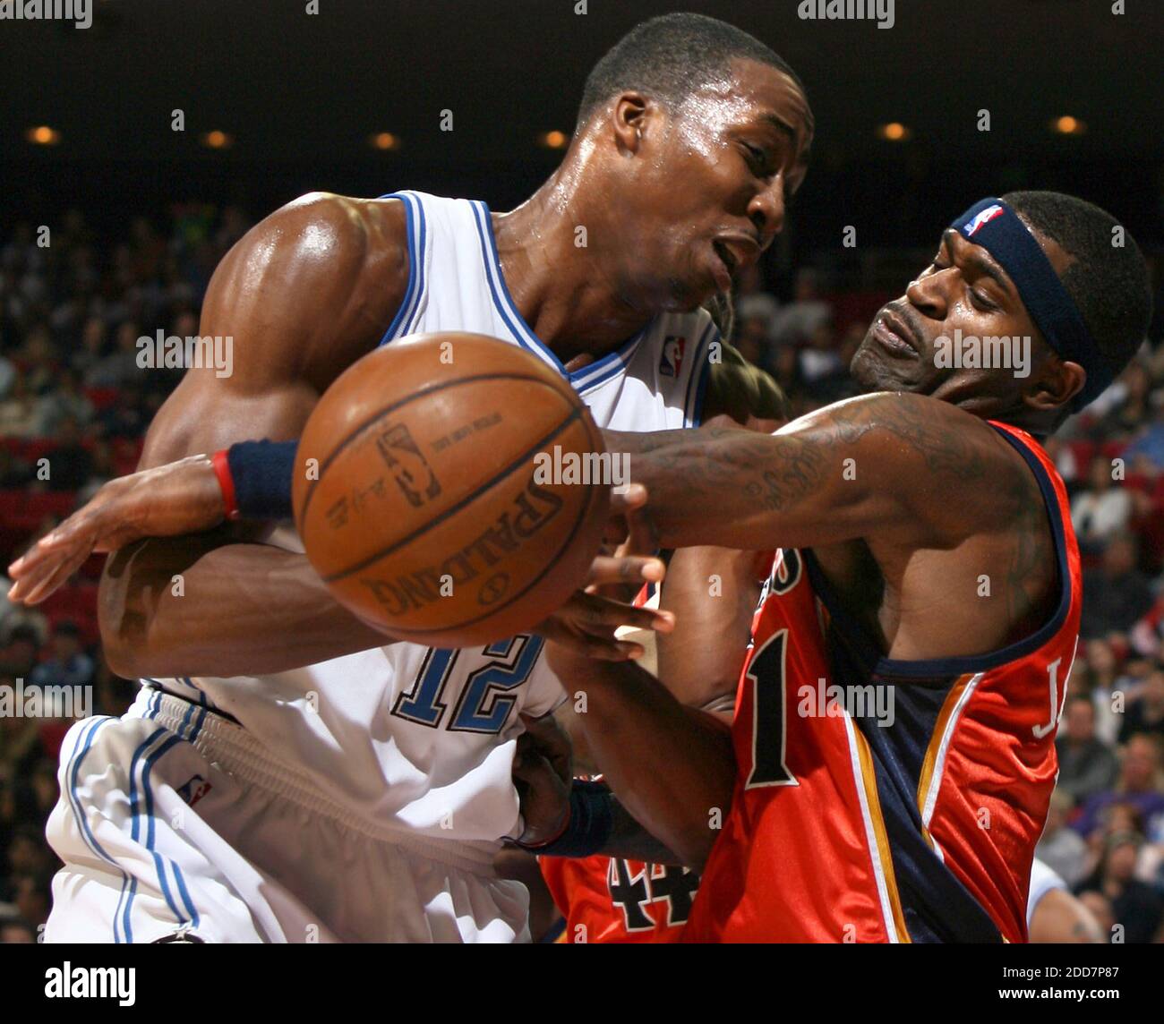 Les Golden State Warriors mettent en avant Stephen Jackson, à droite, foul Orlando Magic Center Dwight Howard lors du match à l'Amway Arena d'Orlando, FL, États-Unis, le 8 mars 2008. Golden State Warriors a gagné 104-95. Photo de Stephen M. Dowell/Orlando Sentinel/MCT/Cameleon/ABACAPRESS.COM Banque D'Images