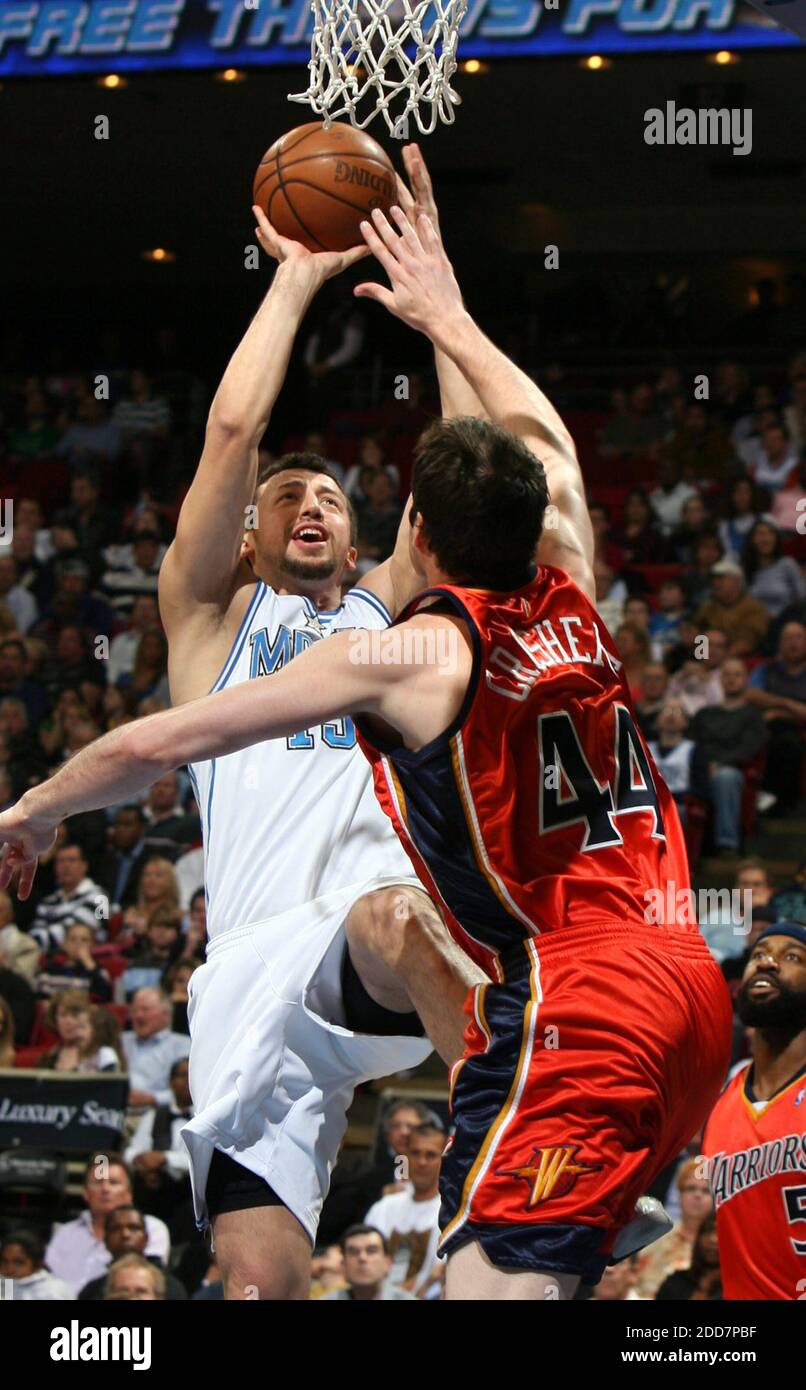 Le 8 mars 2008, Hedo Turkoglu, un avant-scène de la magie d'Orlando, tire au-delà des Golden State Warriors, Austin Croshere, lors d'un match à l'Amway Arena d'Orlando, en Floride, aux États-Unis. Golden State Warriors a gagné 104-95. Photo de Stephen M. Dowell/Orlando Sentinel/MCT/Cameleon/ABACAPRESS.COM Banque D'Images