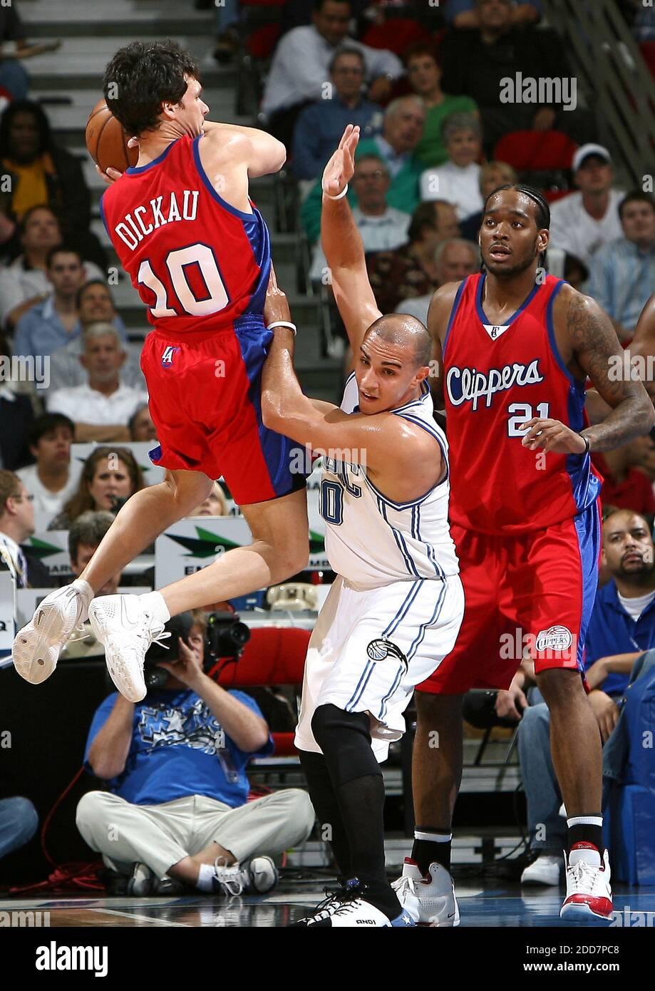 PAS DE FILM, PAS DE VIDÉO, PAS de TV, PAS DE DOCUMENTAIRE - Los Angeles Clippers Dan Dickau regarde passer comme Orlando Magic Guard Carlos Arroyo défend à l'Amway Arena à Orlando, FL, USA le 12 mars 2008. Orlando a gagné le match 110-88. Photo de Jacob Langston/Orlando Sentinel/MCT/Cameleon/ABACAPRESS.COM Banque D'Images