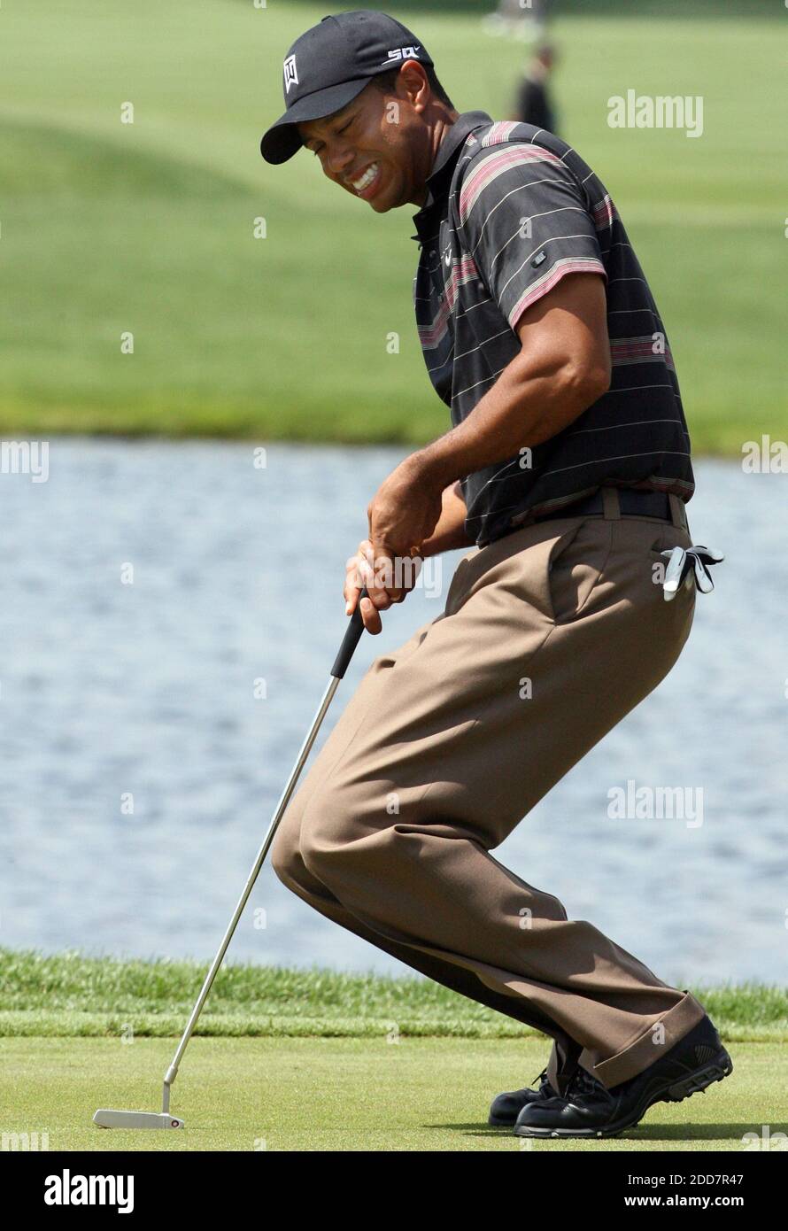 PAS DE FILM, PAS DE VIDÉO, PAS de TV, PAS DE DOCUMENTAIRE - Tiger Woods réagit après avoir manqué sa tentative de birdie sur le 11ème trou pendant la troisième ronde de l'Arnold Palmer Invitational au Bay Hill Club and Lodge à Orlando, Floride, le samedi 15 mars 2008. (Gary W. Green/Orlando Sentinel/MCT) Banque D'Images