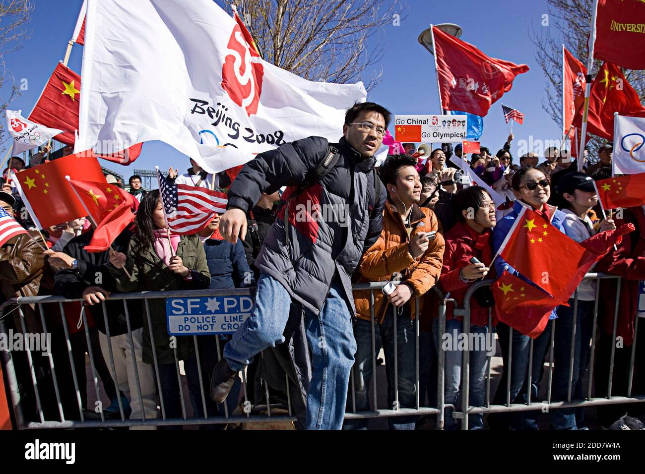 PAS DE FILM, PAS DE VIDÉO, PAS de télévision, PAS DE DOCUMENTAIRE - le protster houblon clôture pour rejoindre les manifestants portant le drapeau tibétain à McCovey Cove à San Francisco, CA, Etats-Unis le mercredi 9 avril 2008, où la flamme olympique devait passer. Photo de Paul Kitagaki Jr./Sacramento Bee/MCT/ABACAPRESS.COM Banque D'Images