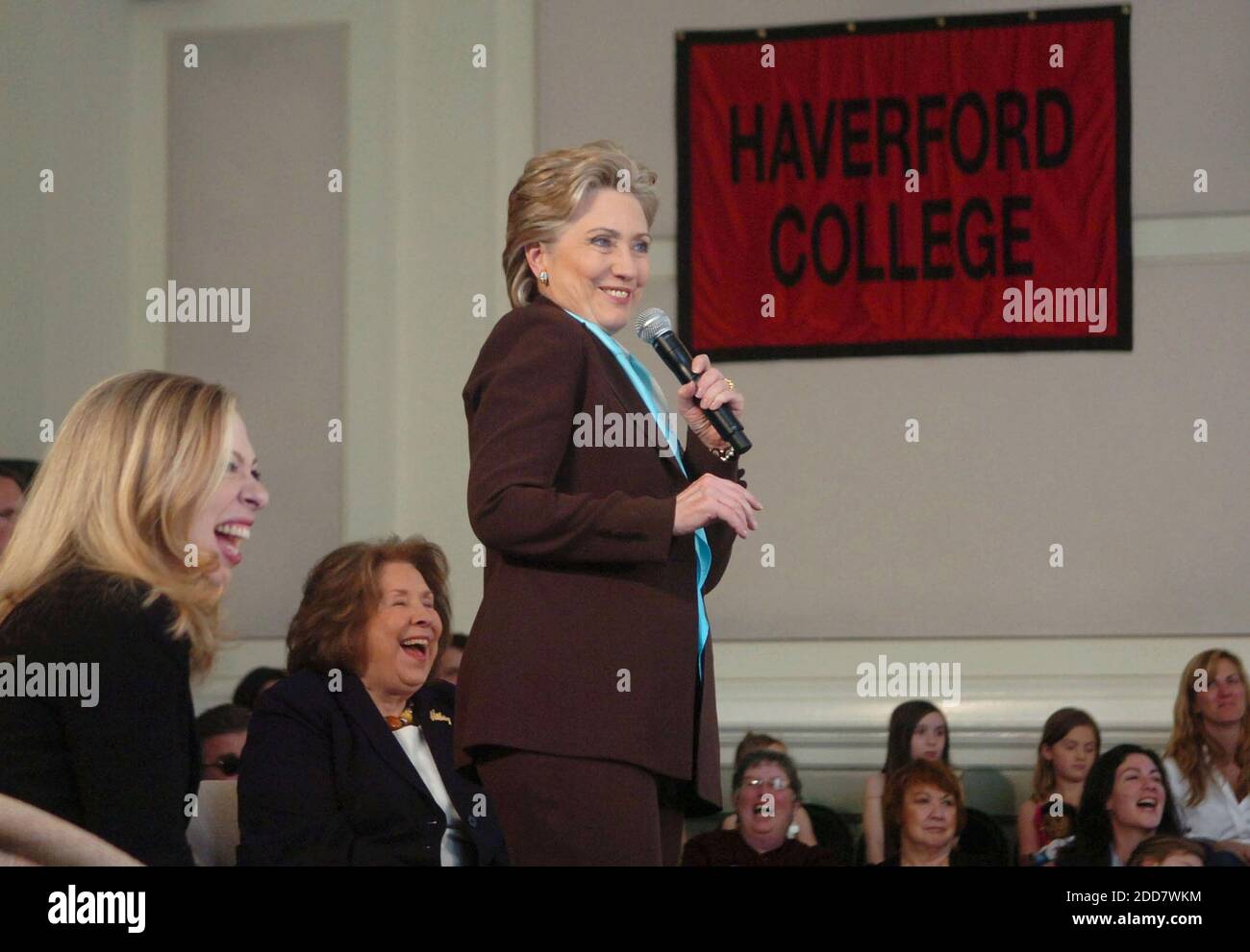 PAS DE FILM, PAS DE VIDÉO, PAS de TV, PAS DE DOCUMENTAIRE - la sénatrice démocrate à New York, Hillary Clinton, rit avec sa fille Chelsea, à gauche, et sa mère Dorothy Rodham lors d'un arrêt de campagne au Haverford College, à Haverford, PA, USA, le jeudi 17 avril 2008. Photo de Sarah J. Glover/Philadelphia Inquirer/MCT/ABACAPRESS.COM Banque D'Images