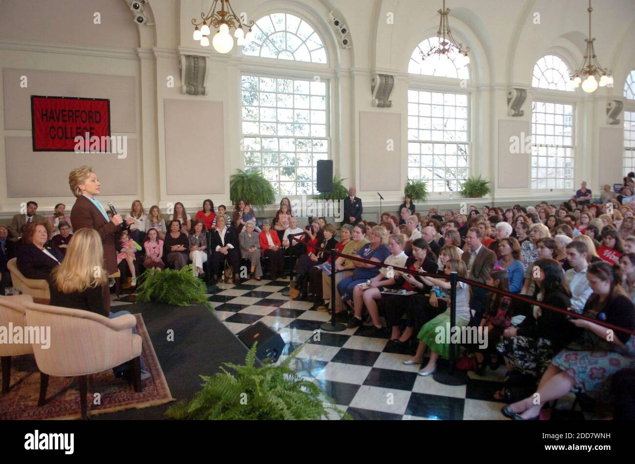 PAS DE FILM, PAS DE VIDÉO, PAS de télévision, PAS DE DOCUMENTAIRE - la sénatrice démocrate à New York, pleine d'espoir, Hillary Clinton, parle à une foule avec sa fille Chelsea, et sa mère Dorothy Rodham (FAR L) lors d'un arrêt de campagne au Haverford College, à Haverford, PA, Etats-Unis, le jeudi 17 avril 2008. Photo de Sarah J. Glover/Philadelphia Inquirer/MCT/ABACAPRESS.COM Banque D'Images