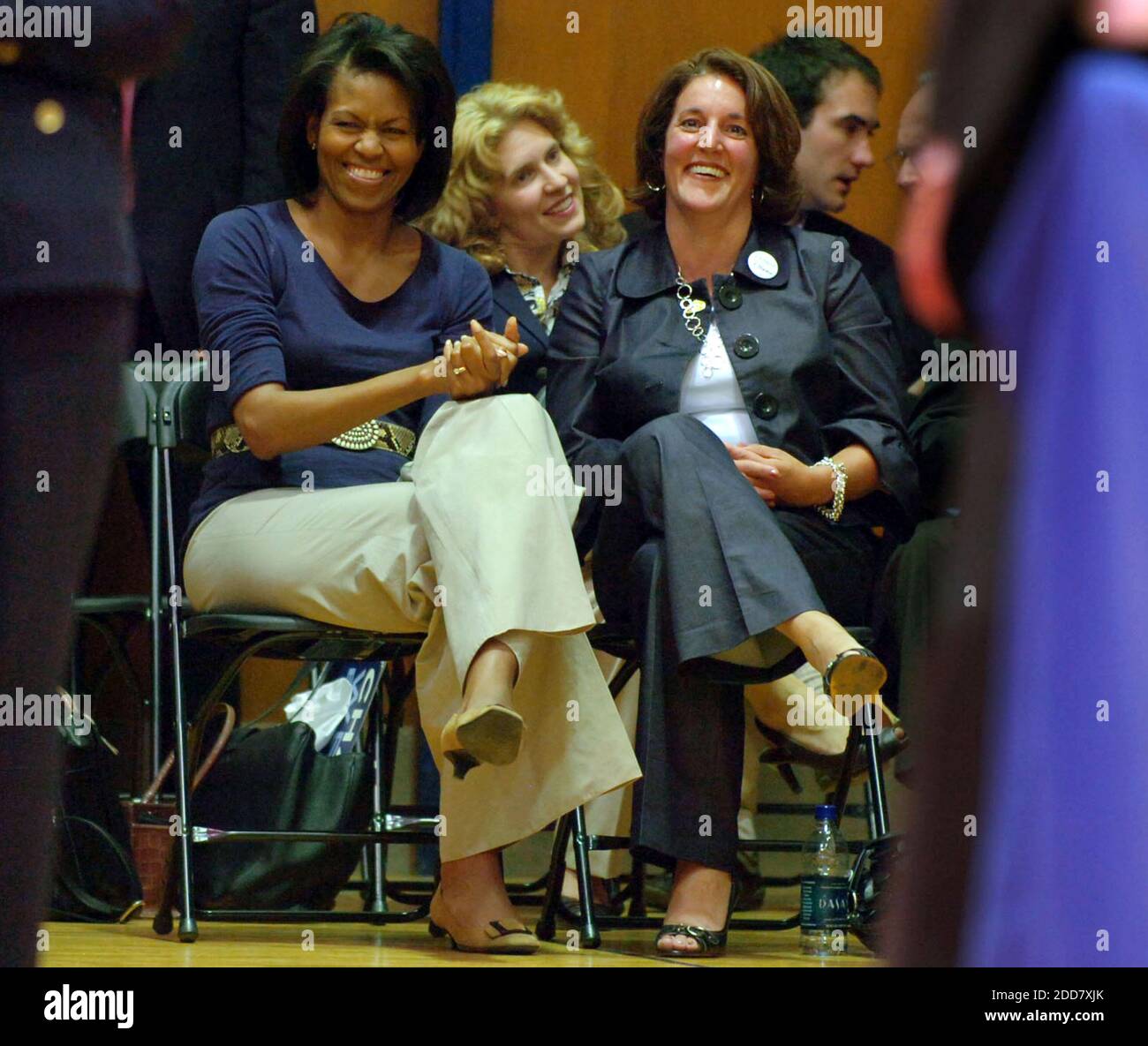 PAS DE FILM, PAS DE VIDÉO, PAS de TV, PAS DE DOCUMENTAIRE - Michelle Obama (L) écoute son mari, candidat démocrate à la présidence, sénateur de l'Illinois Barack Obama, parler à une assemblée générale à McKeesport, PA, Etats-Unis le lundi 21 avril 2008. Photo de Sarah J. Glover/Philadelphia Inquirer/MCT/ABACAPRESS.COM Banque D'Images