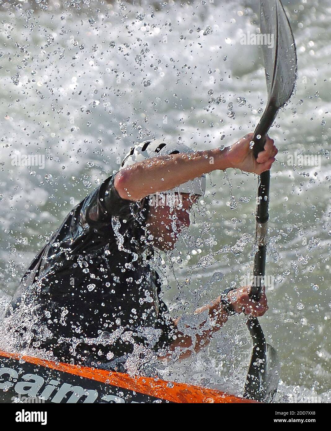PAS DE FILM, PAS DE VIDÉO, PAS de TV, PAS DE DOCUMENTAIRE - l'eau vole autour d'un kayakiste alors qu'il navigue dans une course d'entraînement au U.S. National Whitewater Center à Charlotte, NC, USA le 24 avril 2008. Vendredi, les meilleurs pagayeurs de slalom en eau vive participeront aux épreuves de l'équipe olympique et aux quatre épreuves de course simultanées. Les meilleurs pagayeurs de slalom des États-Unis, de l'Argentine, du Brésil, du Canada, du Mexique, du Venezuela et de sept autres pays prendront les rapides. Photo de Jeff Siner/Charlotte observer/MCT/Cameleon/ABACAPRESS.COM Banque D'Images