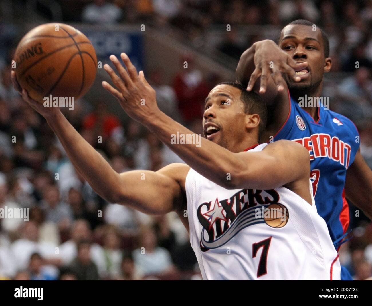 PAS DE FILM, PAS DE VIDÉO, PAS de TV, PAS DE DOCUMENTAIRE - le Philadelphia 76ers' Andre Miller (7) obtient un tir contre le défenseur des pistons de Detroit Rodney Stuckey pendant le jeu 4 dans le premier tour des séries de la NBA Eastern Conference au Wachovia Center à Philadelphie, PA, USA le 27 avril 2008. Les pistons ont battu les Sixers, 93-84. Photo de Jerry Lodriguss/Philadelphia Inquirer/MCT/Cameleon/ABACAPRESS.COM Banque D'Images