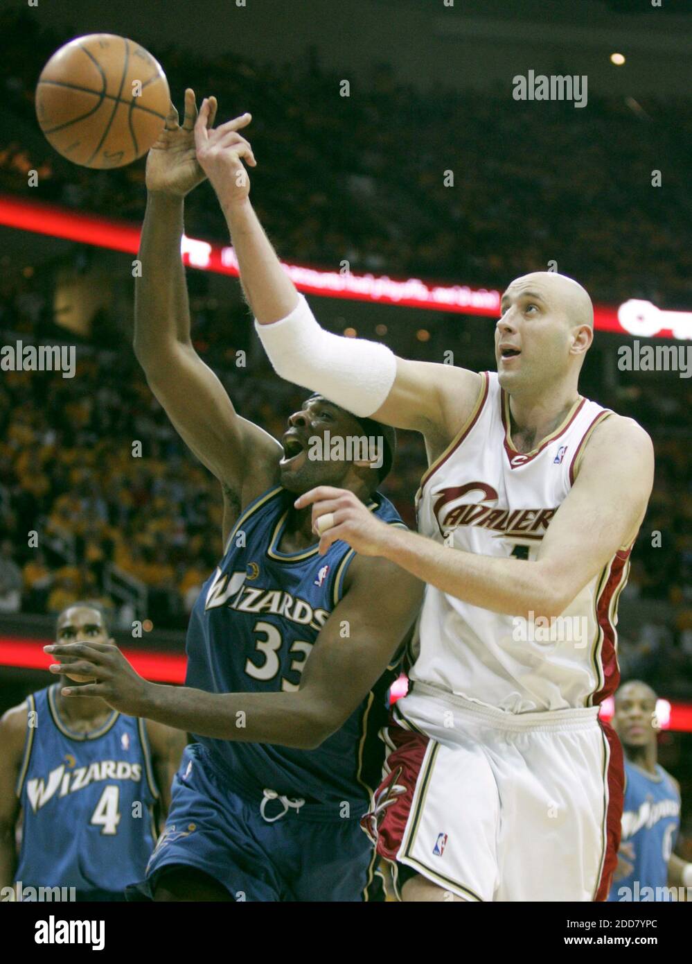 PAS DE FILM, PAS DE VIDÉO, PAS de TV, PAS DE DOCUMENTAIRE - les Wigards de Washington Brendan Haywood et les Zydrunas Ilgauskas des cavaliers de Cleveland se battent pour un rebond dans la deuxième moitié du jeu 5 de la première partie de la NBA à Quicken Loans Arena à Cleveland, OH, USA le 30 avril 2008, Les Wizards débattit les cavaliers, 88-87. Photo de Phil Maturzo/Akron Beacon Journal/MCT/Cameleon/Cameleon/ABACAPRESS.COM Banque D'Images