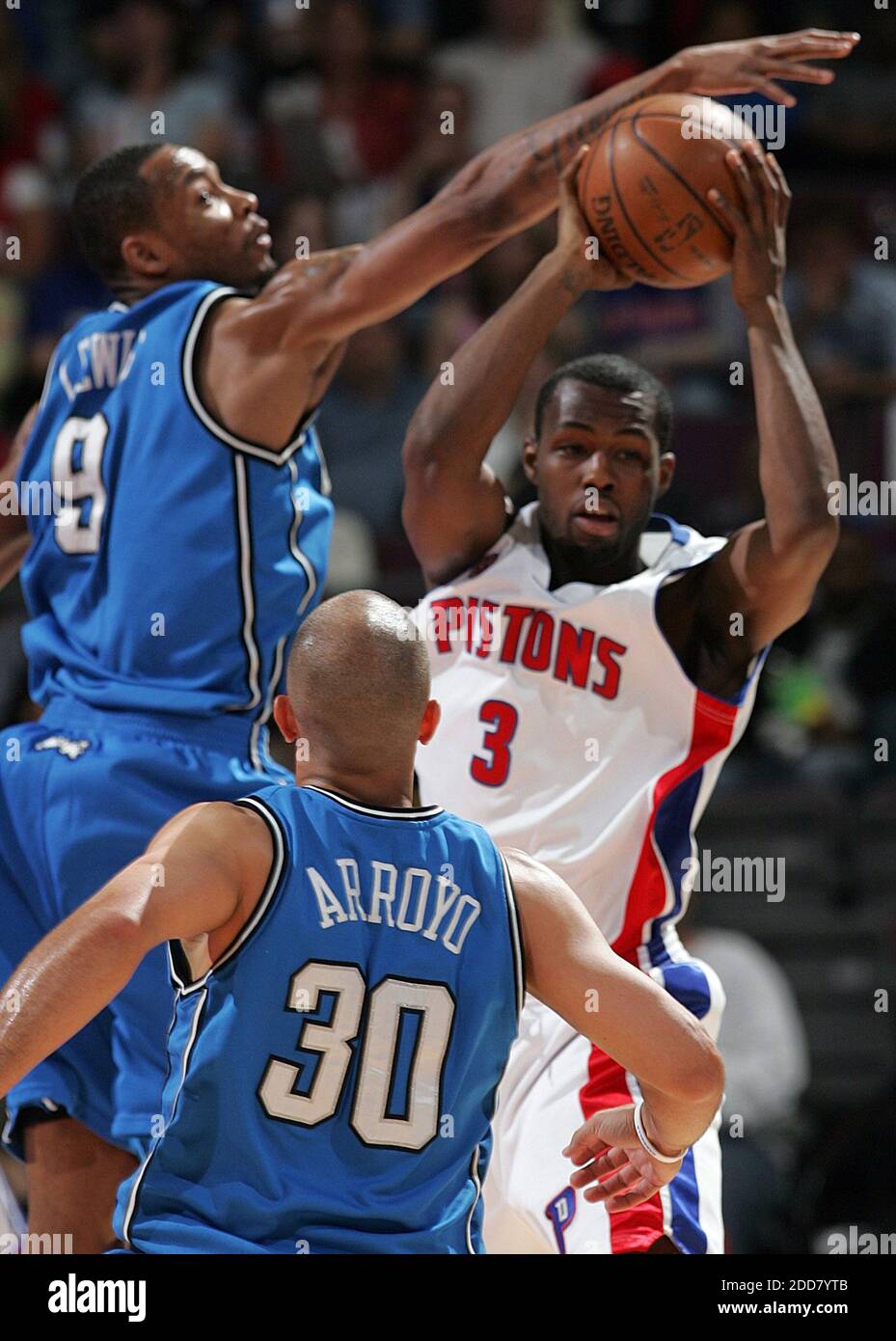 PAS DE FILM, PAS DE VIDÉO, PAS DE TV, PAS DE DOCUMENTAIRE - le Rodney Stuckey (3) des Detroit pistons cherche une ouverture pour passer le ballon contre les Orlando Magic Defenders Rashard Lewis (9) et Carlos Arroyo lors du troisième quart d'action dans le jeu 2 de la NBA Eastern Conference Playoffs au Palace of Auburn Hills à Auburn Hills mi, États-Unis le 5 mai 2008. Les pistons ont vaincu le Miagic, 100-93. Photo de Stephen M. Dowell/Orlando Sentinel/MCT/Cameleon/ABACAPRESS.COM Banque D'Images