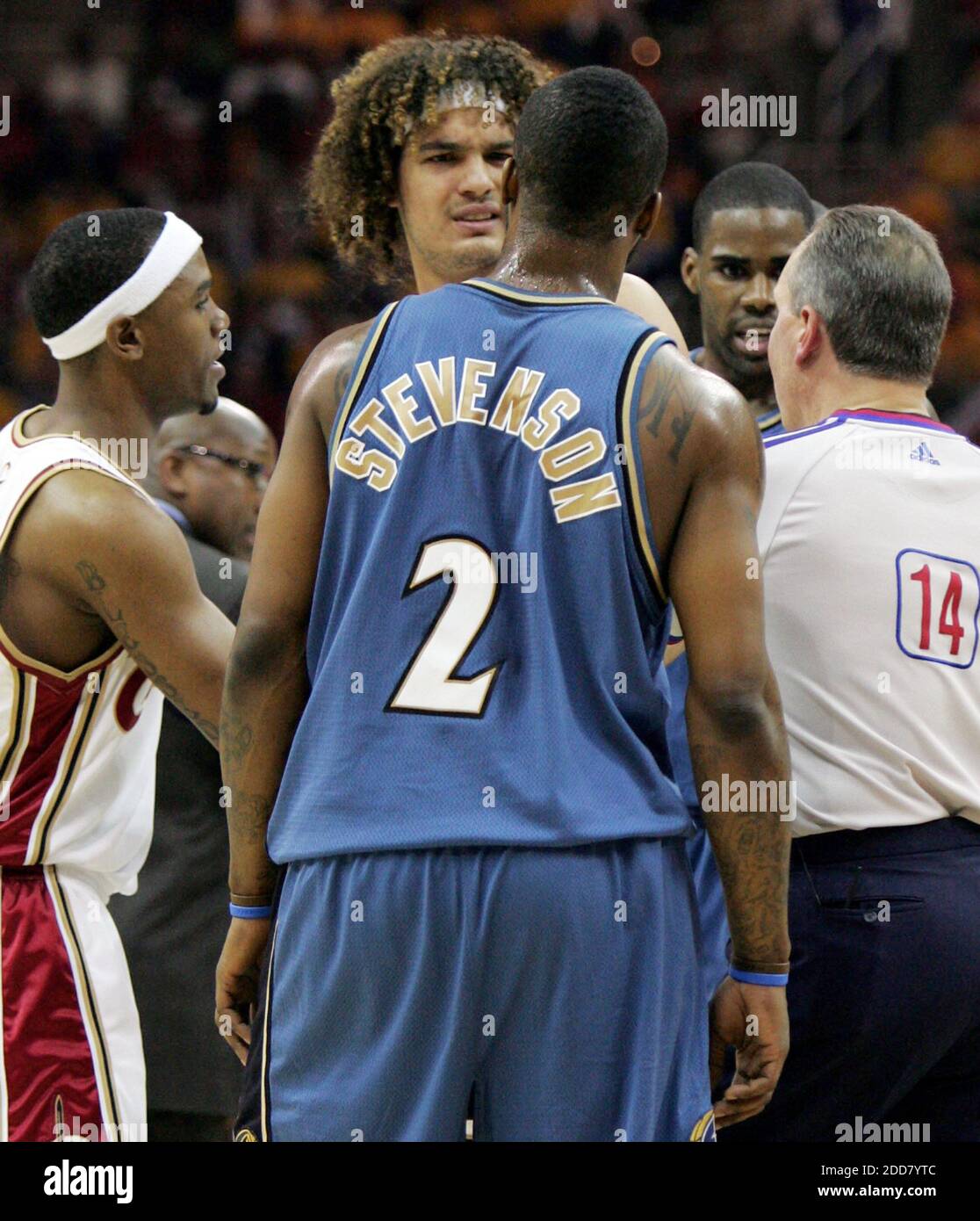 PAS DE FILM, PAS DE VIDÉO, PAS de TV, PAS DE DOCUMENTAIRE - Cleveland cavaliers, avant Anderson Varejao, à gauche, stares à Washington Wizards garde DeShawn Stevenson après un jeu grossier sur le terrain pendant le jeu 5 de la NBA Playoff à Quicken Loans Arena à Cleveland, OH, USA le 30 avril 2008, Les Wizards débattit les cavaliers, 88-87. Photo de Phil Maturzo/Akron Beacon Journal/MCT/Cameleon/Cameleon/ABACAPRESS.COM Banque D'Images